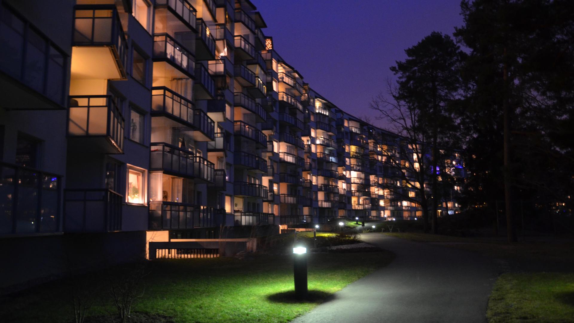 Lägenhetshus i skymning