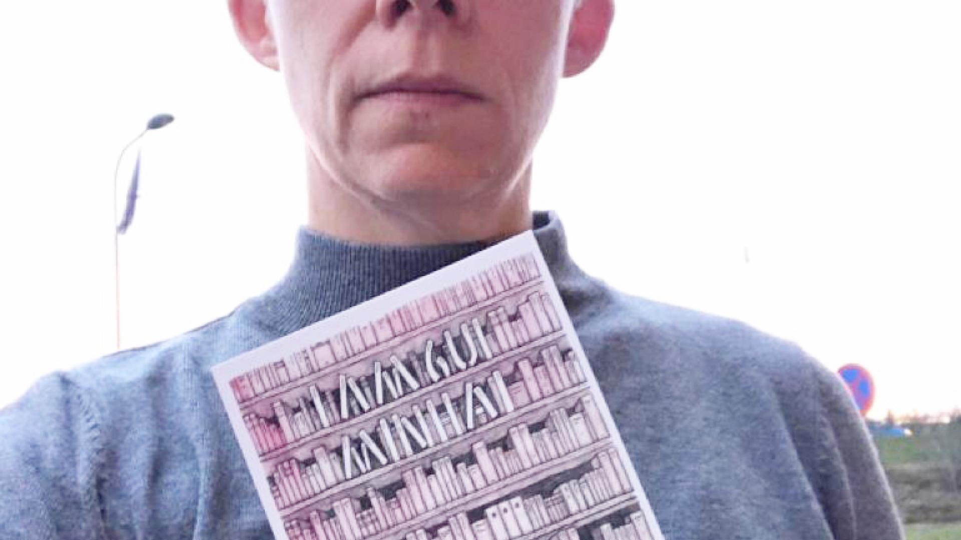 Ulrika Hyllert med sitt vykort till Gui Minhai.