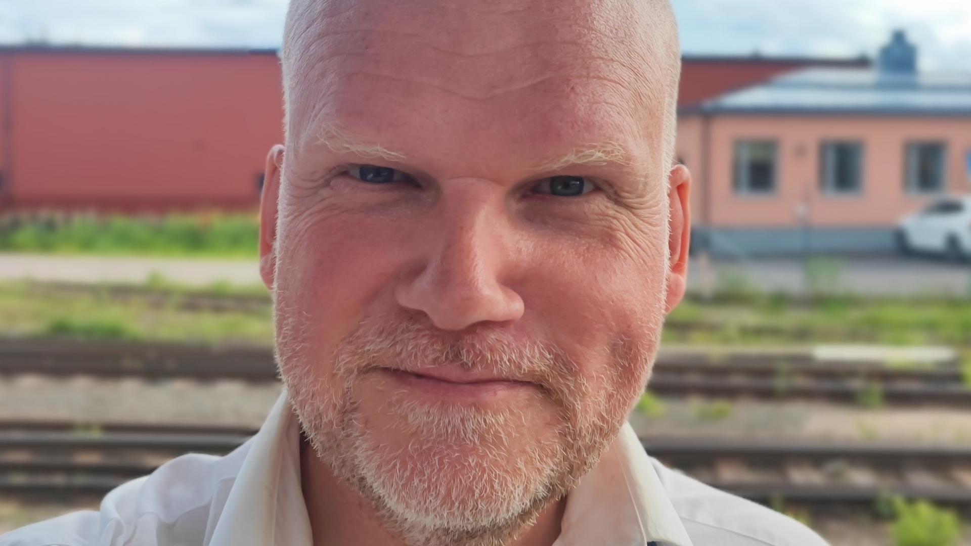 Bild på journalisten Micke Grill