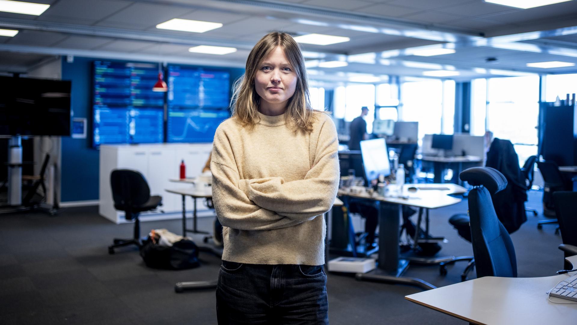 Bild på Sanna Arbman Hansing med armarna i kors på redaktionsgolvet