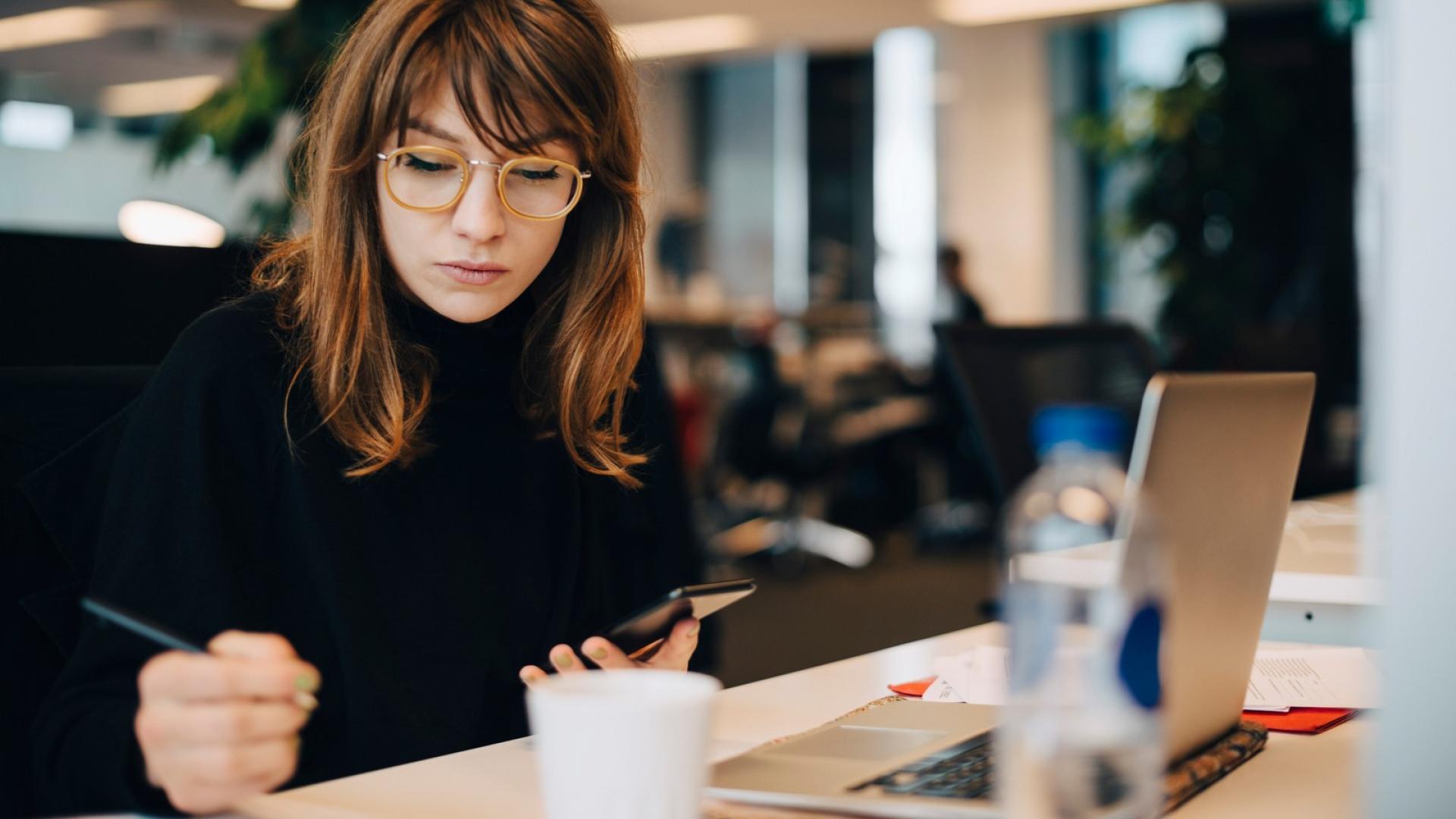 Kvinna vid dator på kontor
