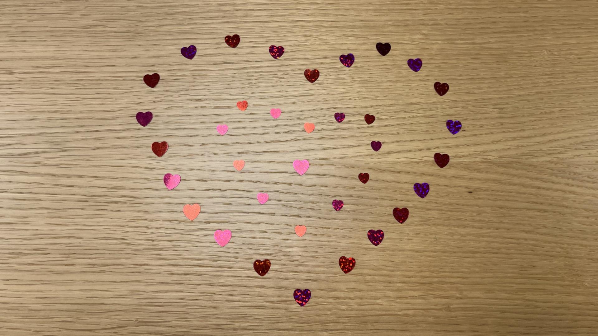 Små hjärtan på ett skrivbord