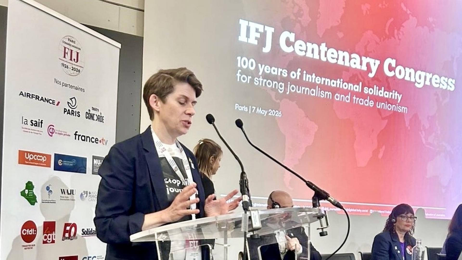 Ulrika Hyllert vid IFJ:s kongress i Paris.