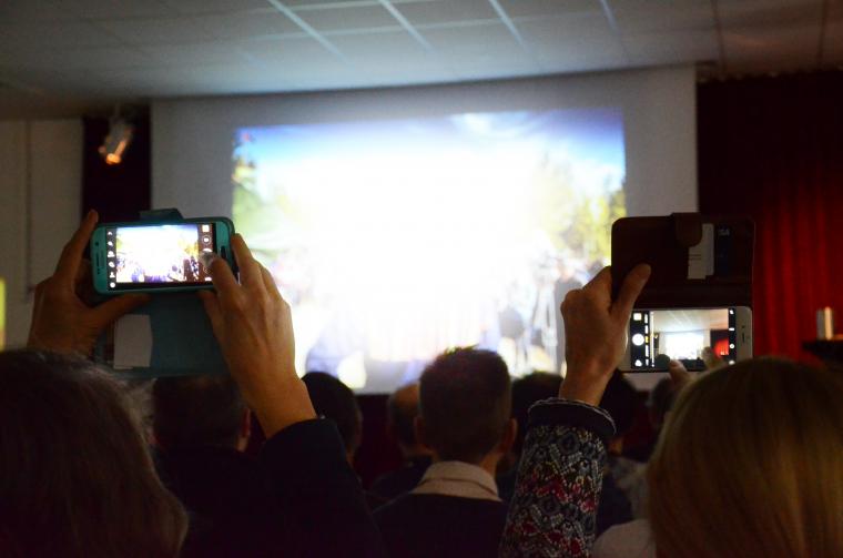 Personer fotar med mobilkamera