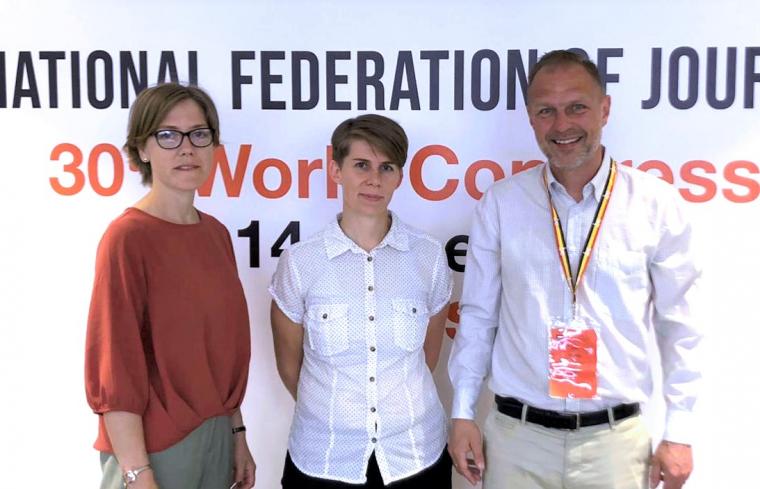 Bild på Tove Carlén, Ulrika Hyllert och Jonas Nordling på IFJ:s kongress i Tunis