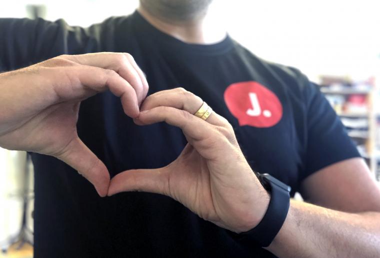 Händer som formar ett hjärta 