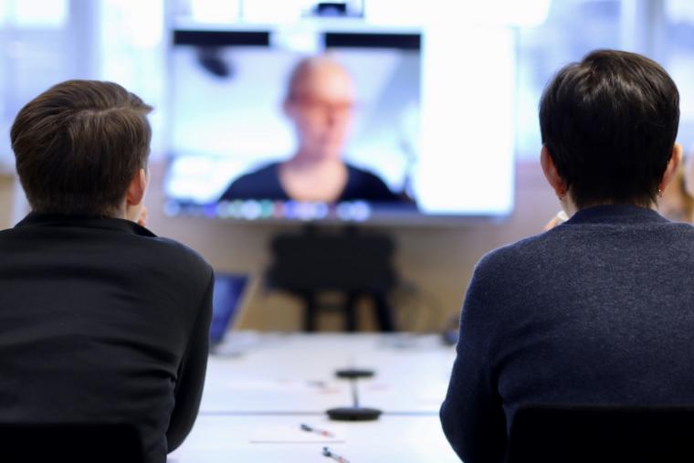 Bild på personer på ett möte 