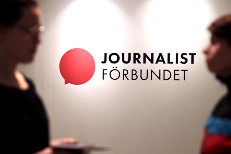 Bild på Journalistförbundets logga med två personer i förgrunden 