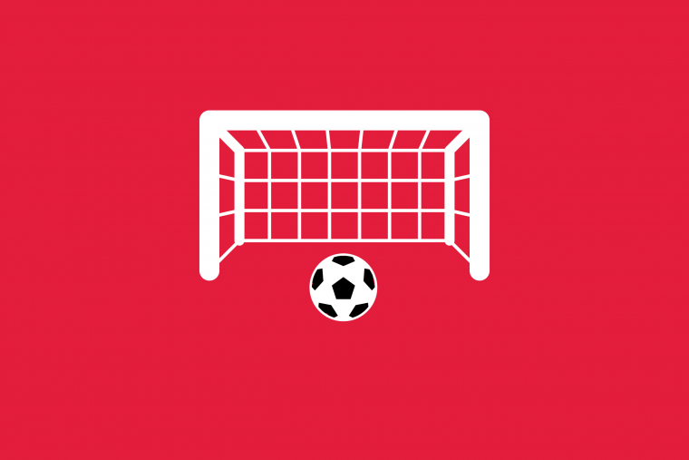 En fotboll framför ett tomt fotbollsmål