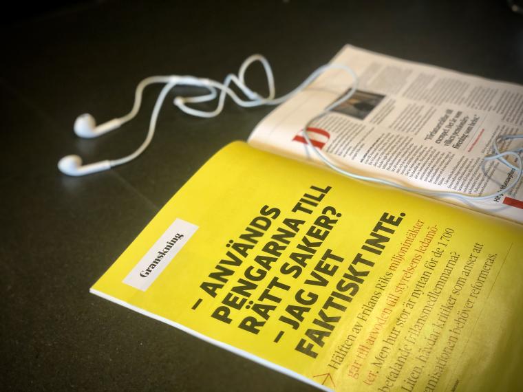 Uppslag från Journalistens papperstidning med granskningen av Frilans Riks 