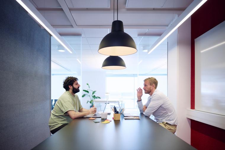 Två personer som har möte