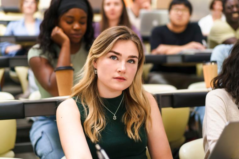 Kvinna lyssnar på föreläsning