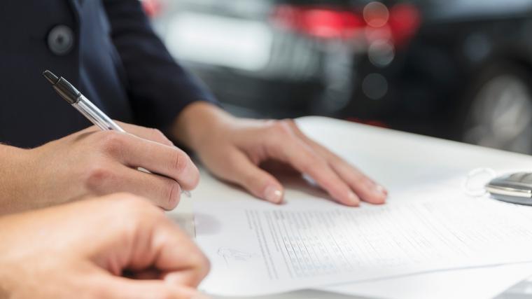 Händer som skriver under