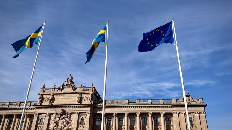 EU-flaggan och svenska flaggan utanför Sveriges riksdag 