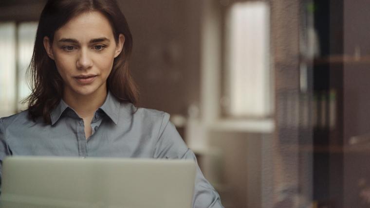 Kvinna som sitter vid dator