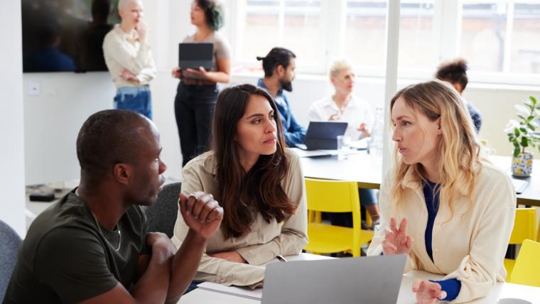 Personer samlade vid en dator