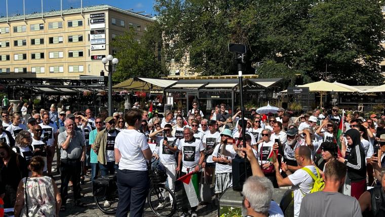 Ulrika Hyllert håller tal på manifestation för palestinska journalister