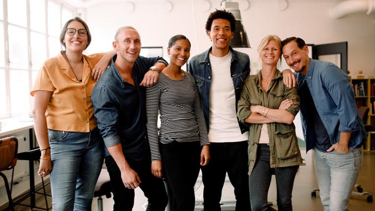 En grupp av människor som ler mot kameran