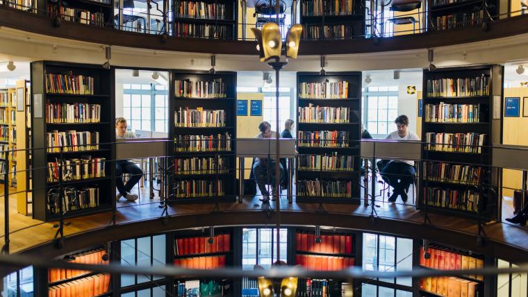 En bild från biblioteket på Handelshögskolan