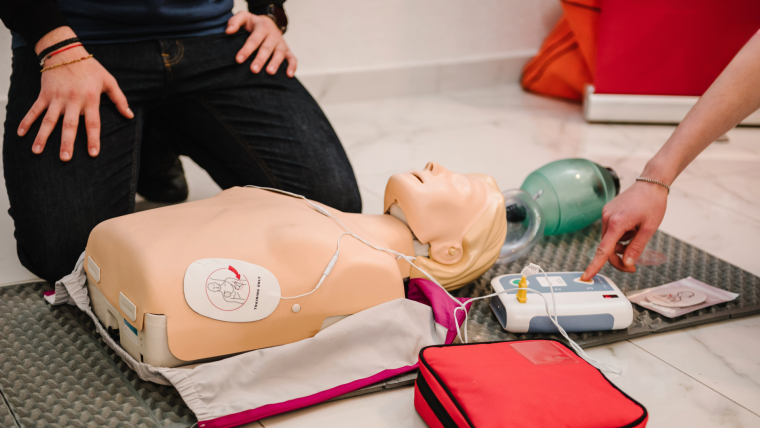 Docka som används vid HLR-utbildning