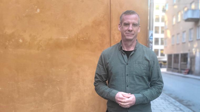 Bild på ombudsman Martin Hult utomhus