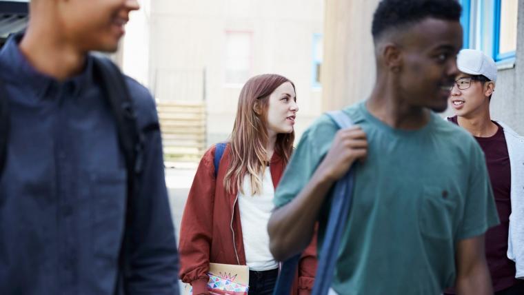 Elever som promenerar