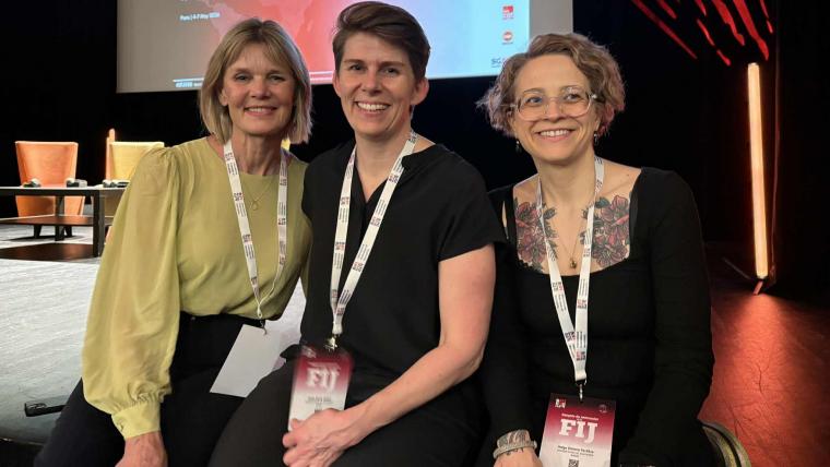 Anna Herdenstam, Ulrika Hyllert och Victoria da Silva på IFJ-kongress i Paris